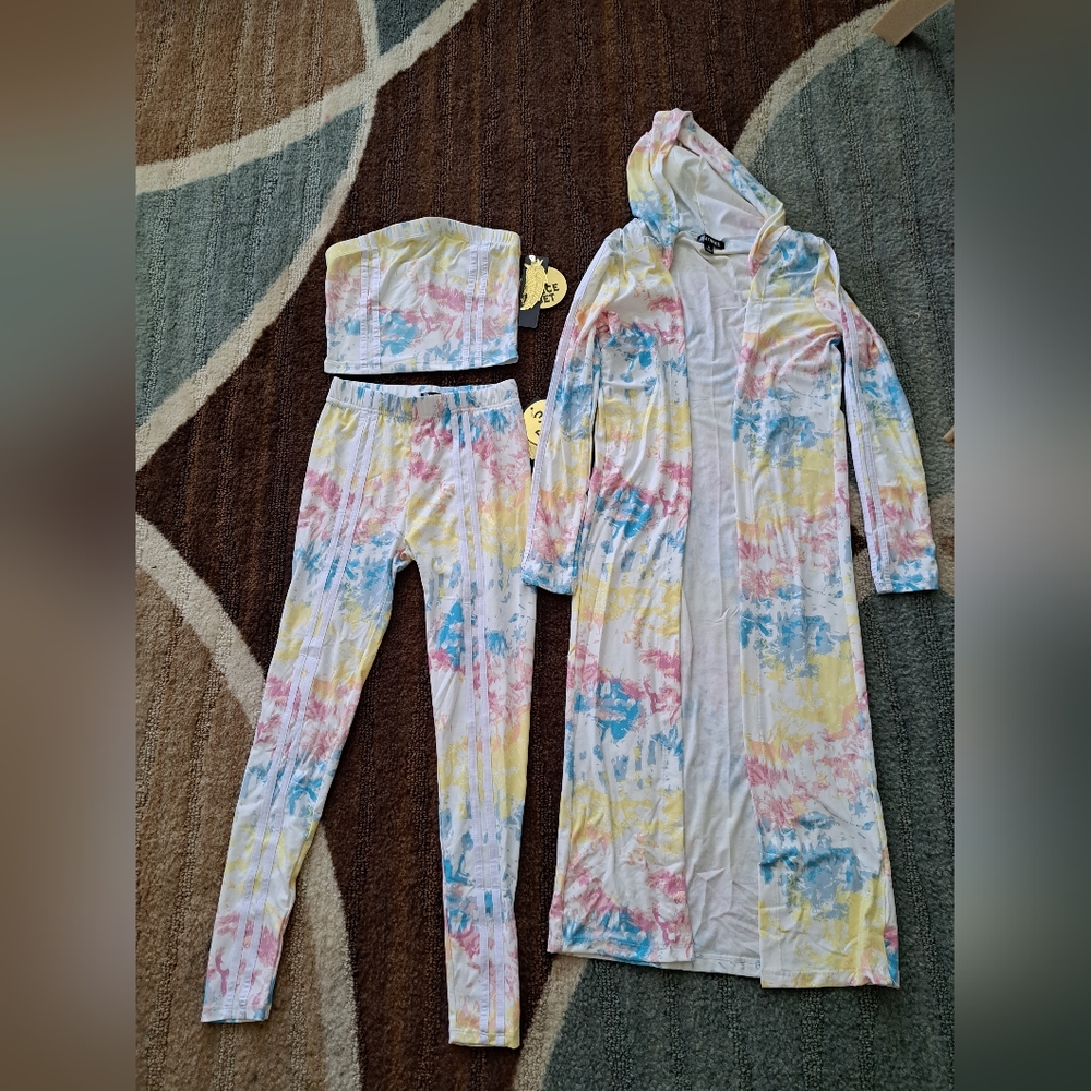Brand-new 3 piece casual set. Small